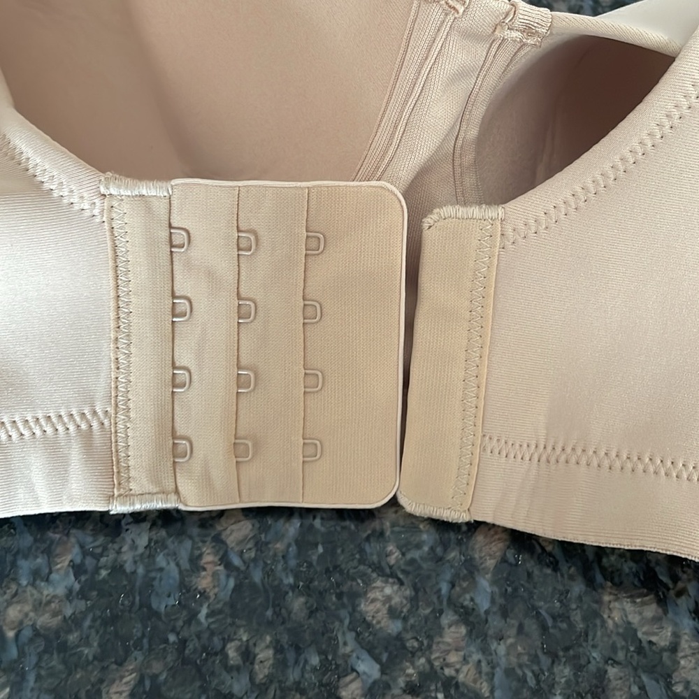 NWT Vanity Fair Cream Bras with Underwire Support and Adjustable Straps - Picture 4 of 9